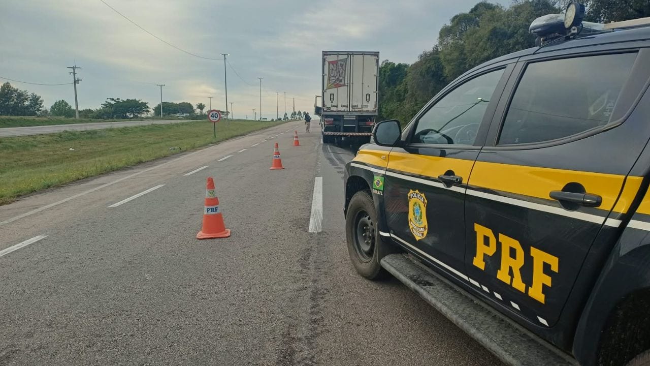 Colisão entre dois caminhões deixa uma pessoa ferida na BR-116