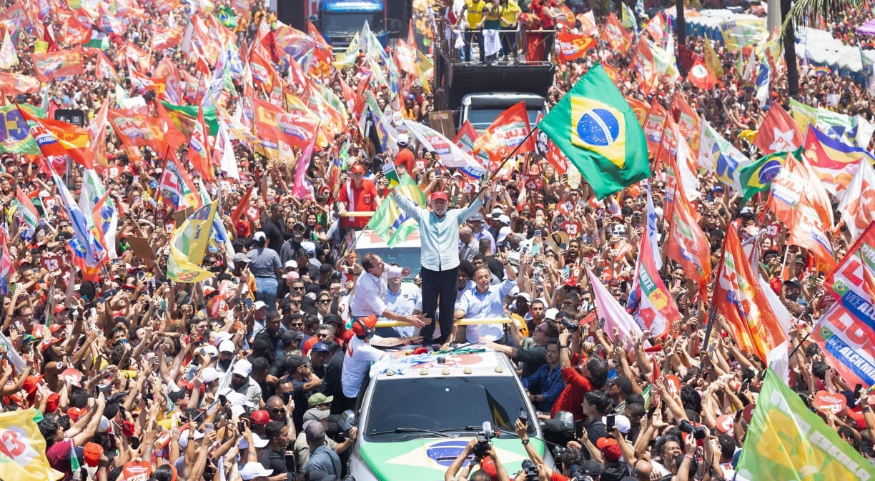 Lula termina campanha no ataque a Flávio Bolsonaro no Rio e em São Paulo
