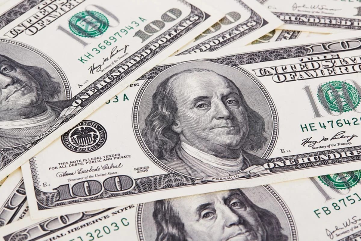 Dólar opera em queda com cenário eleitoral e baixa do petróleo no radar