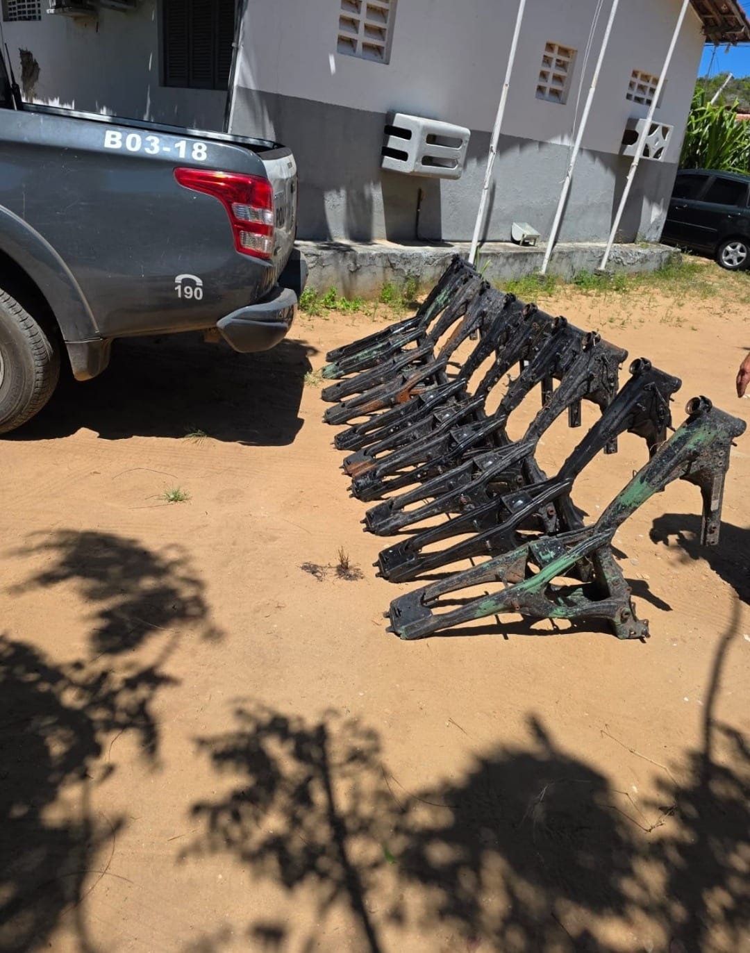 PM desmobiliza cemitério clandestino de motos roubadas no Planalto, em Natal