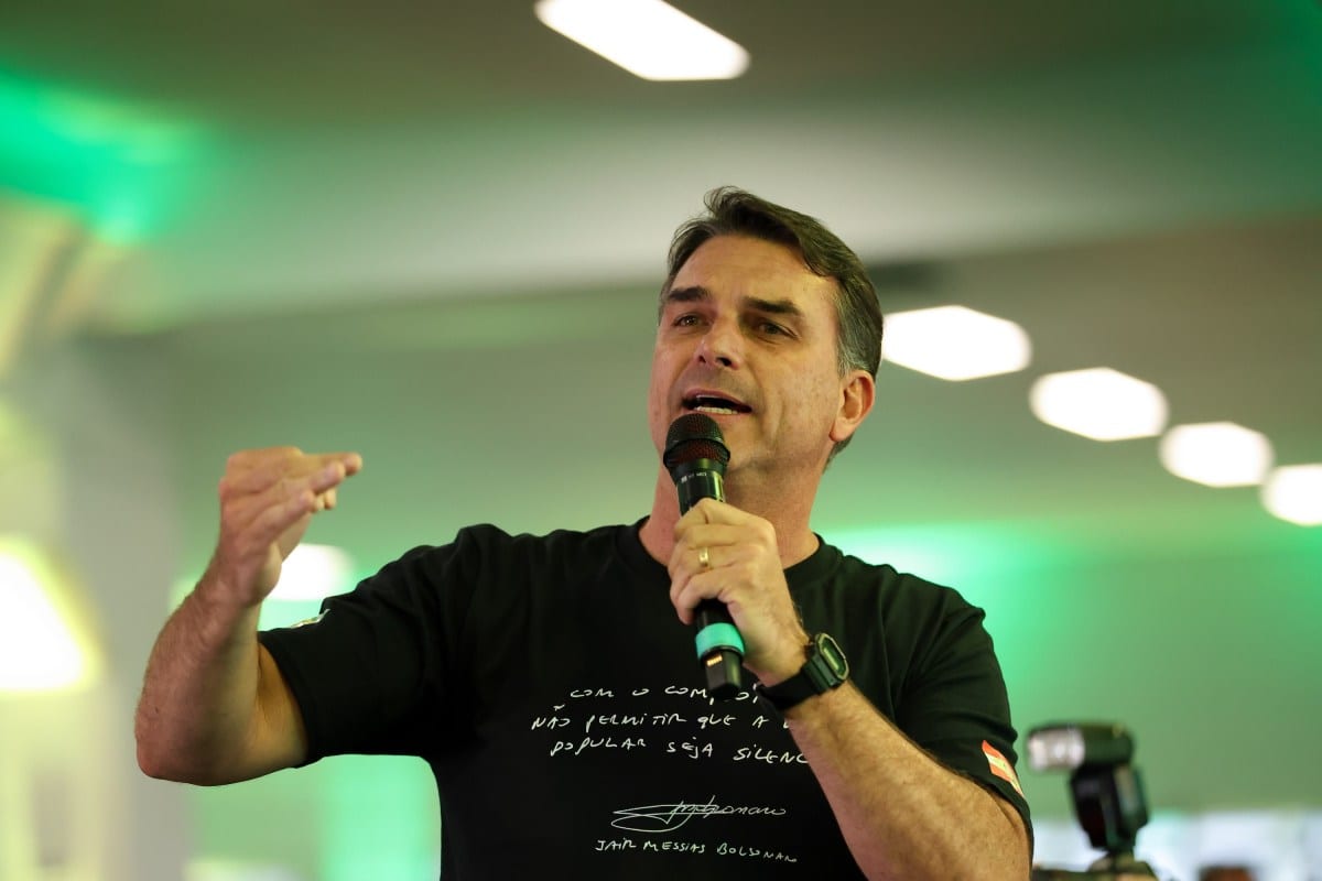 Flávio Bolsonaro liga para Salles e agradece desistência ao Senado