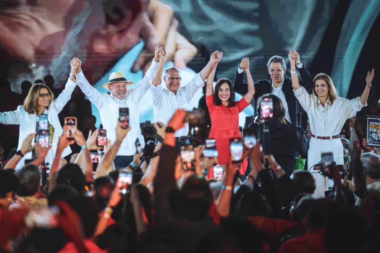 Lula reúne esquerda e convoca união para defender o Brasil
