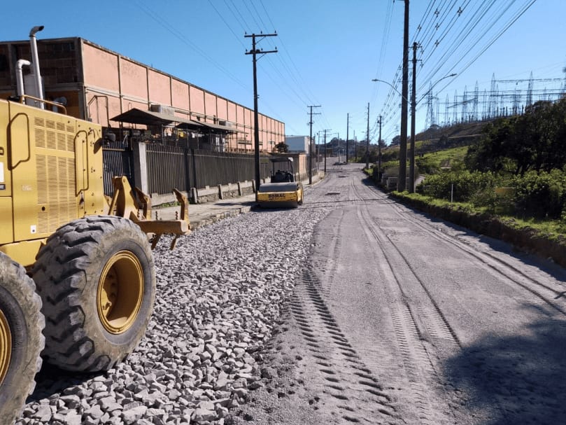 Farroupilha avança pavimentação da Avenida das Indústrias; obra tem 74% concluída