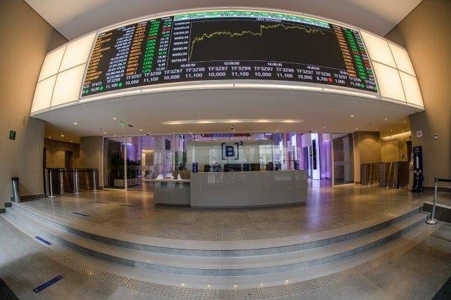 Juros futuros caem com recuo do dólar e nova intervenção do Tesouro