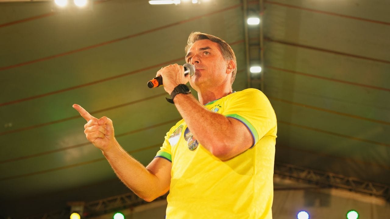 Flávio promete tarifa zero e ironiza "nove dedos" de Lula