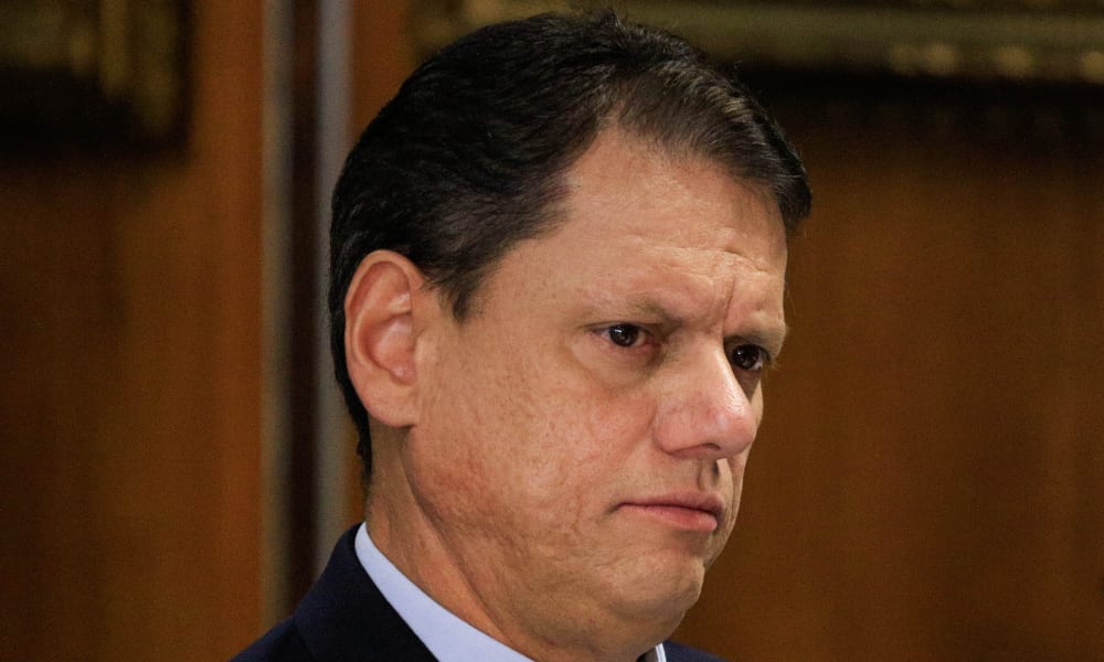 Tarcísio diz que ausência de Flávio e Lula em debate é ‘estratégia’
