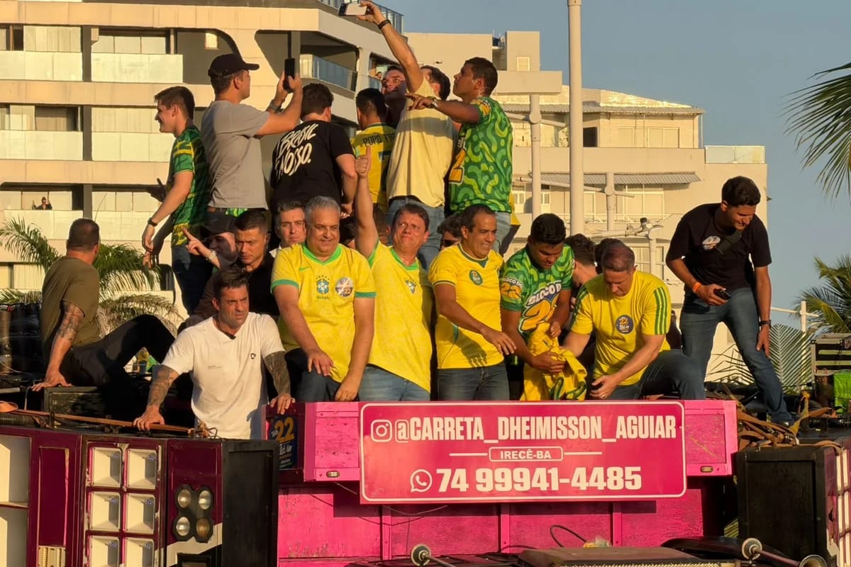 Flávio Bolsonaro faz ato na orla do Farol da Barra, em Salvador