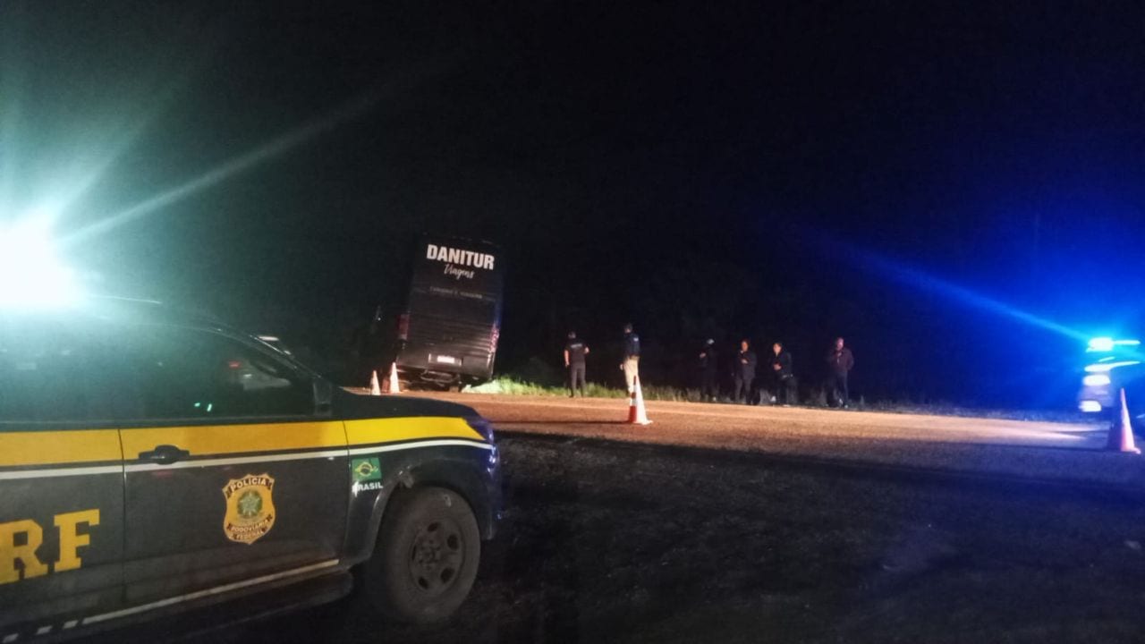 Colisão entre ônibus e caminhão deixa dois passageiros feridos na BR-290, em Eldorado do Sul