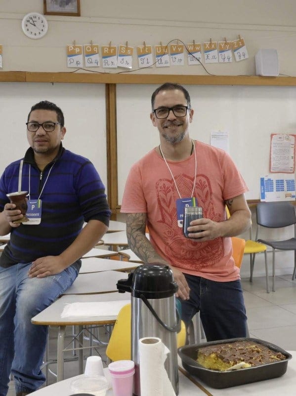 Café, bolo e até batata frita: mesários montam 'banquete' para enfrentar dia de votação em Porto Alegre