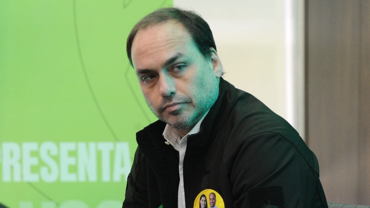 Carlos Bolsonaro prefere 'DataPovo' a pesquisas, diz em Florianópolis