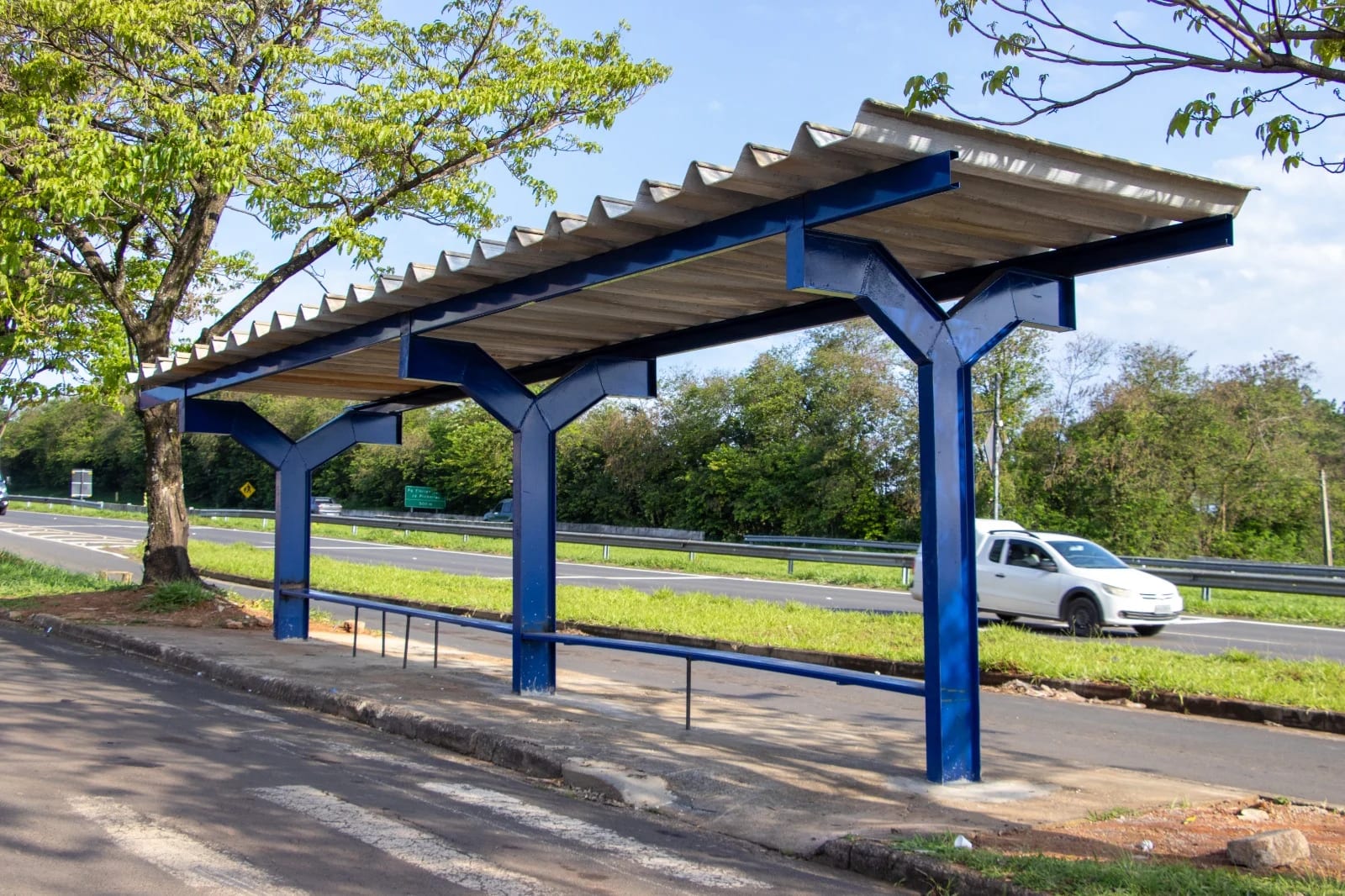 Prefeitura de Jaguariúna finaliza reconstrução de abrigo de ônibus na Rodovia João Beira