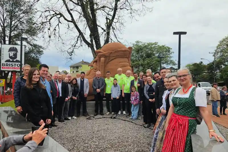 Nova Petrópolis entrega o monumento Wanderschuch em celebração à irmandade com a cidade alemã Emmelshausen