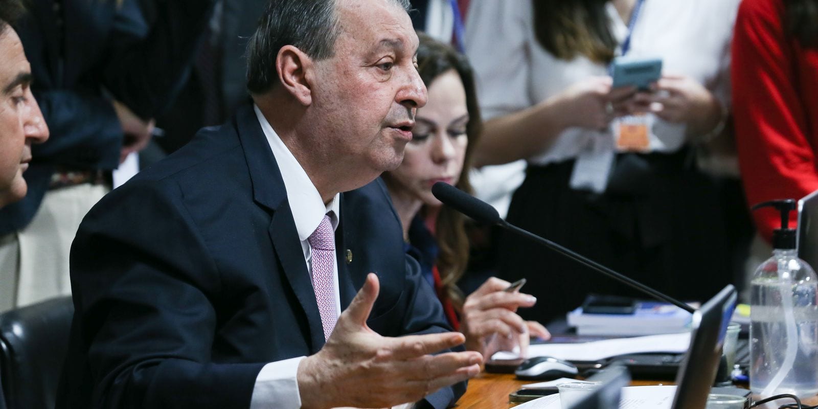 Senador Omar Aziz apresenta relatório da PEC que propõe redução da jornada de trabalho no Brasil