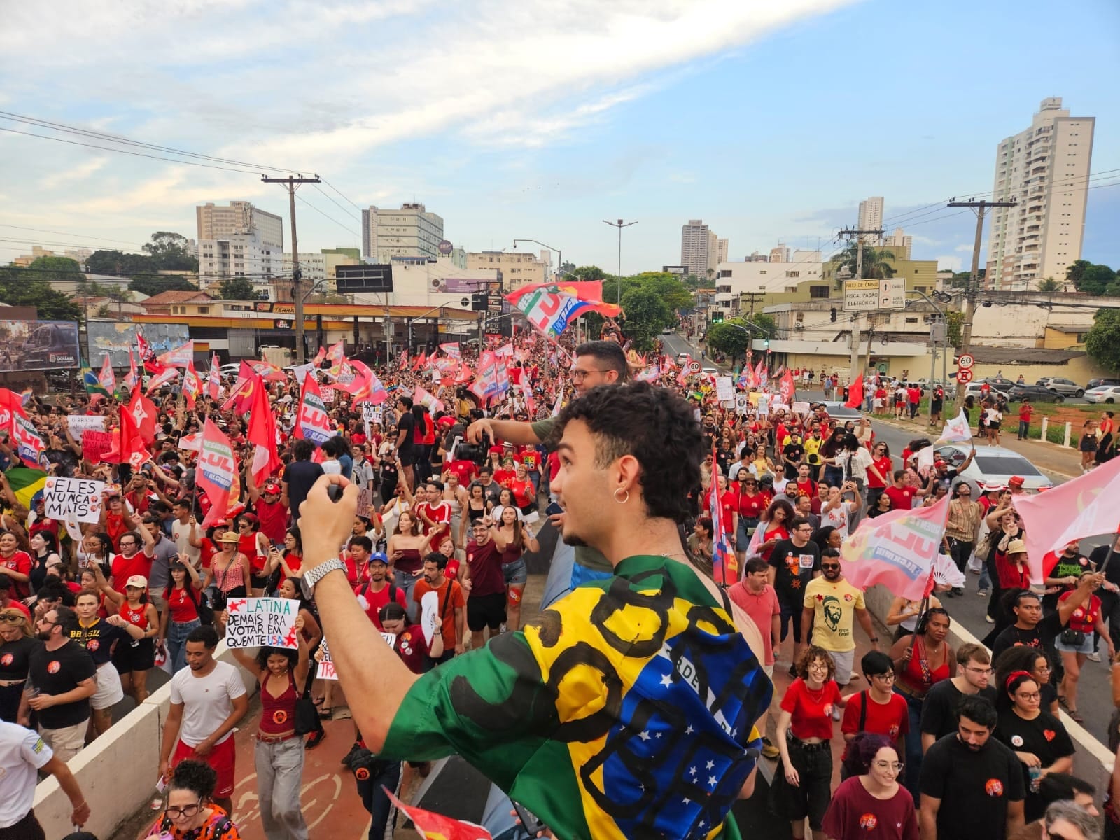 Juventude põe 50 mil na rua em Goiânia em manifestação pela reeleição de Lula