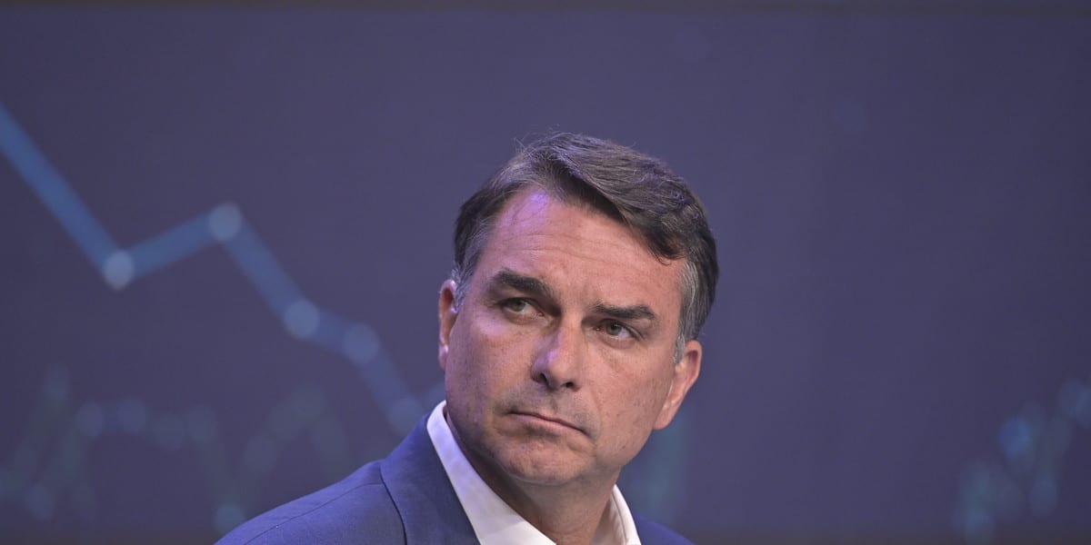 Avião com Flávio Bolsonaro e família deixa Equador com destino aos EUA