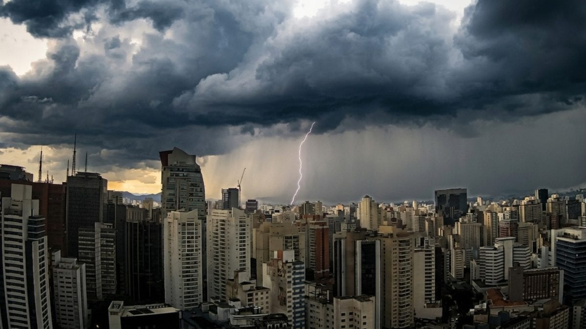 Frente fria avança no segundo turno das eleições e provoca temporais com granizo e ventos de até 70 km/h; calor chega a