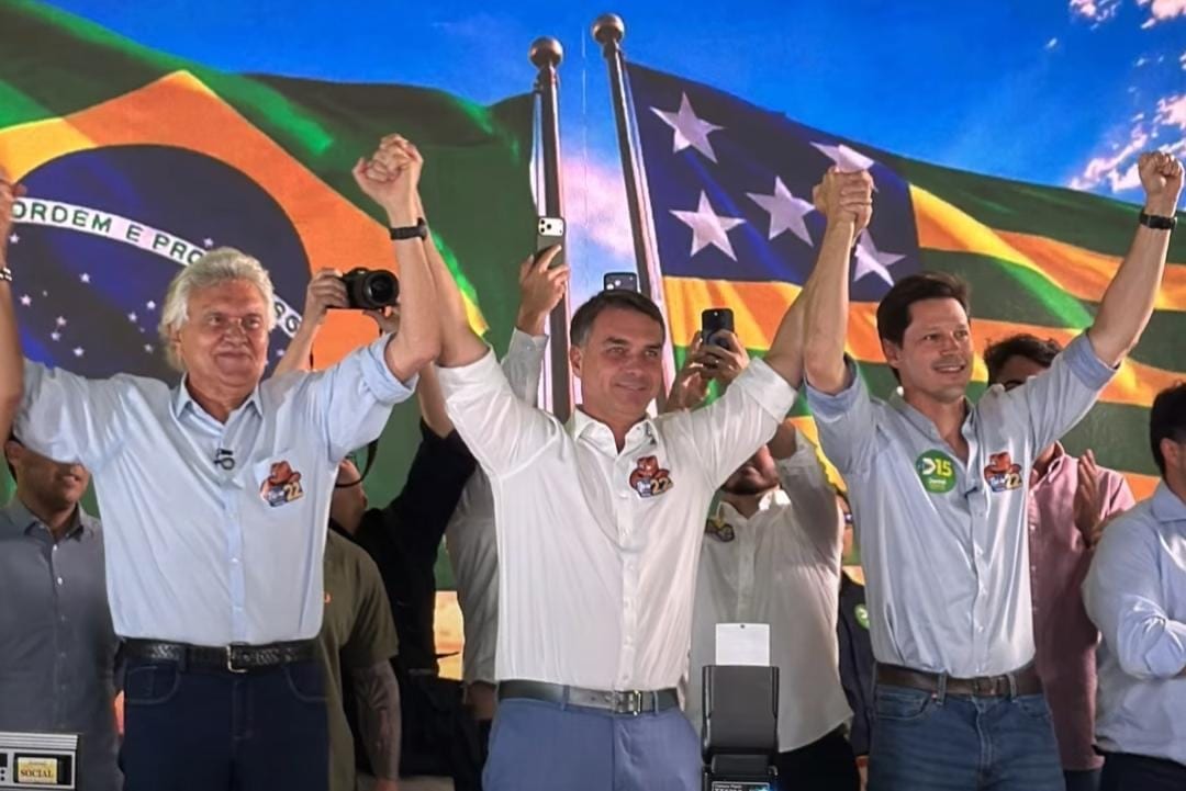 Caiado e Daniel selam apoio a Flávio Bolsonaro em Goiás