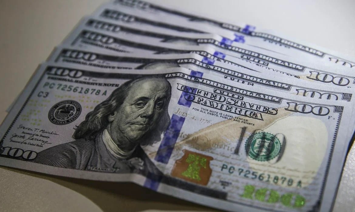 Dólar dispara 12% e supera R$ 5,60 após reeleição de Lula