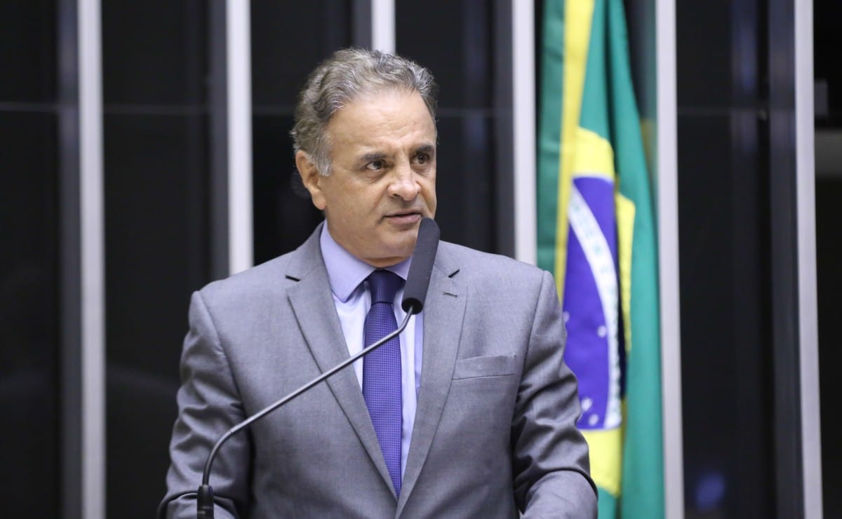 Aécio Neves anuncia que irá concorrer ao Senado por MG