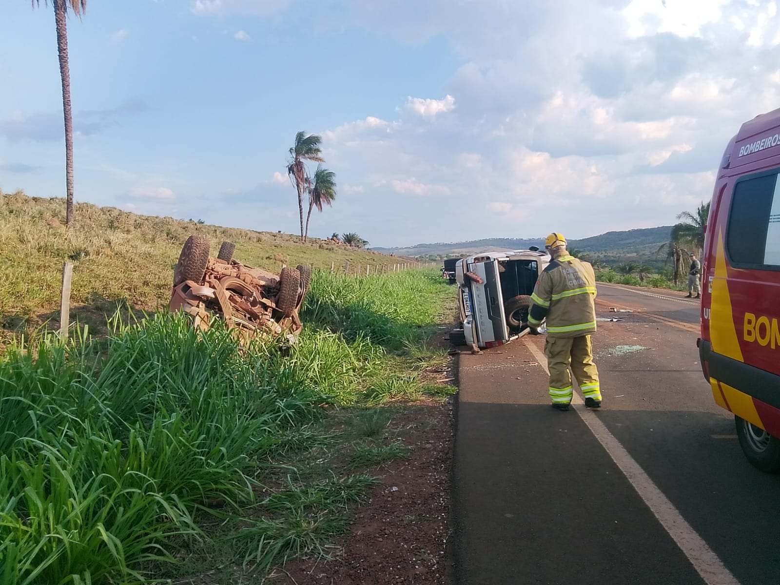 Batida entre caminhonetes mata casal de 88 anos em Goiás