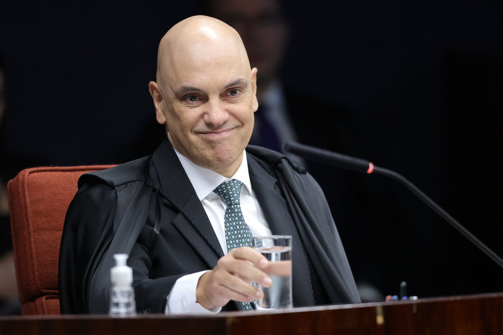Crusoé: Moraes poderia exigir passaporte italiano de Flávio?