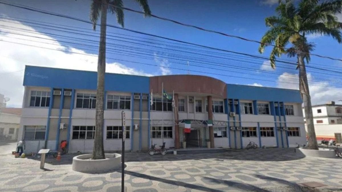 Servidor público fica mais de 1 ano sem trabalhar, continua recebendo salário e Justiça toma decisão