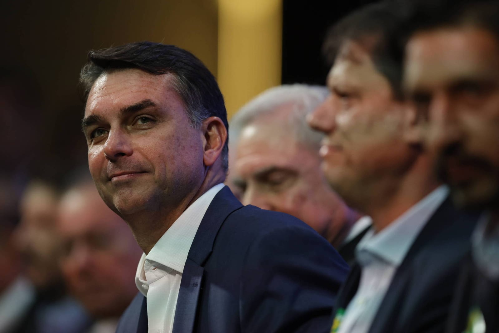 Flávio garante a aliados que, se eleito, vai defender revisão da PEC do fim da 6x1