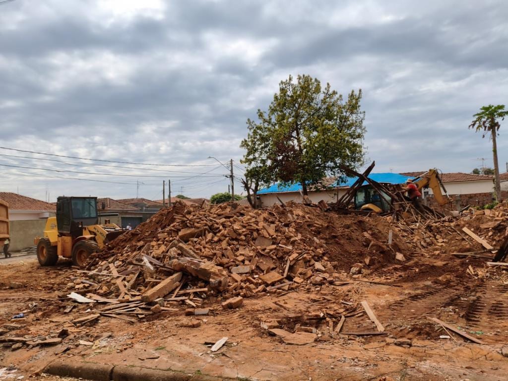 Araraquara demoliu imóveis abandonados na Vila Xavier nesta terça (25)