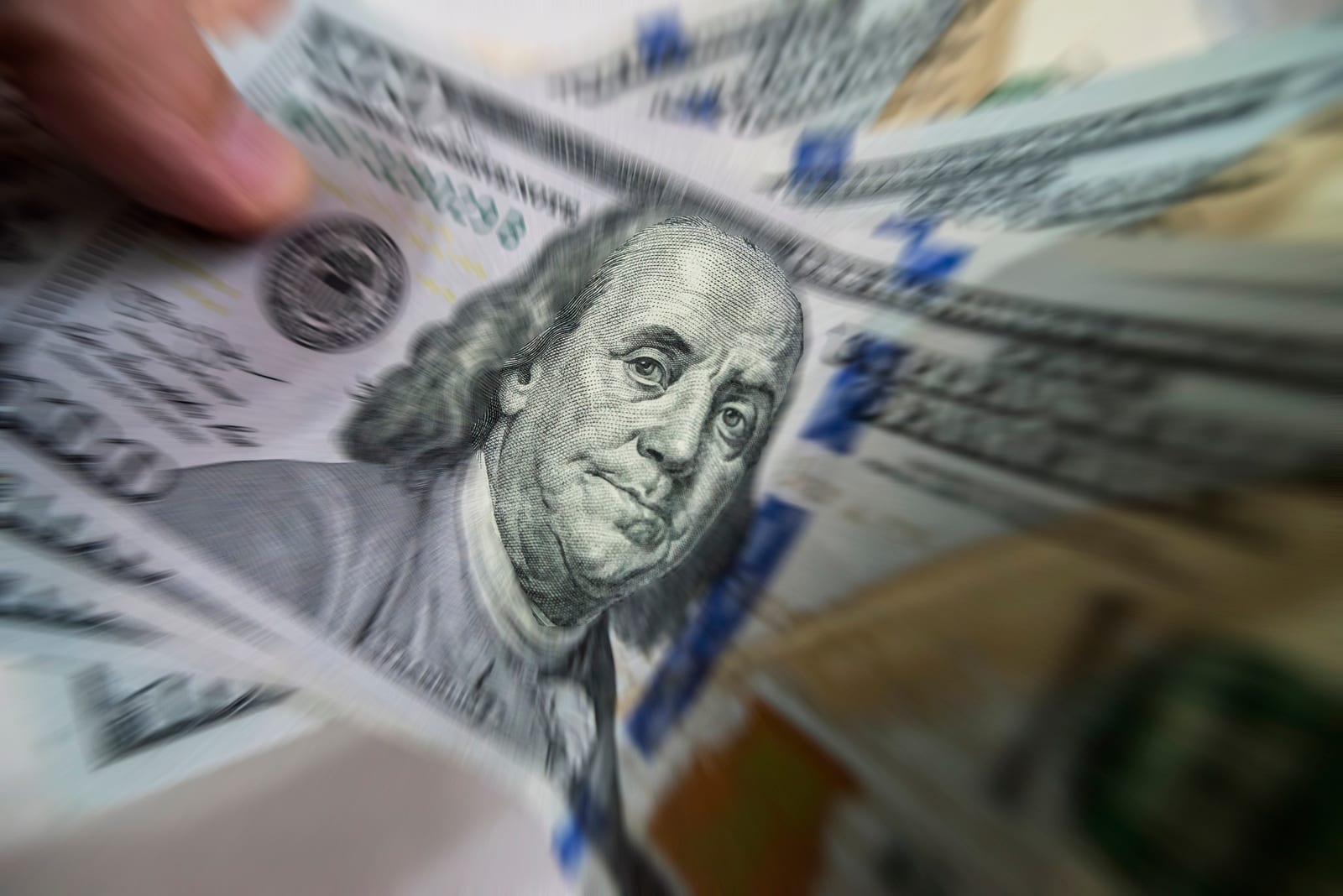 Dólar abre em queda, com eleições ainda no radar e à espera do Fed