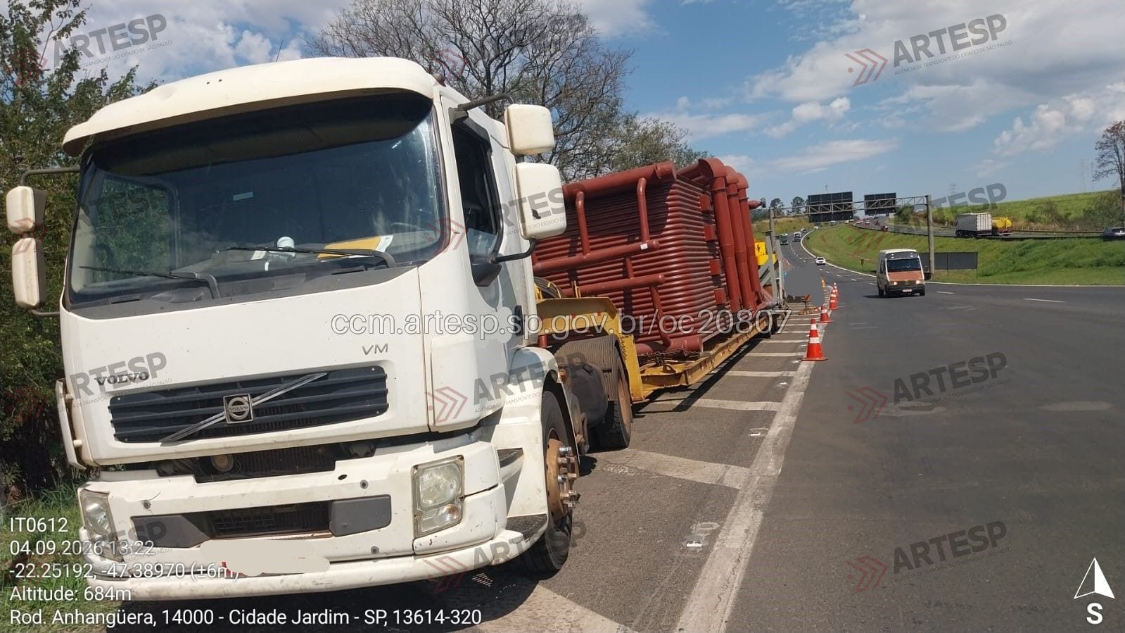 Colisão entre duas carretas causa derramamento de carga e interdição na Rodovia Anhanguera em Araras, SP