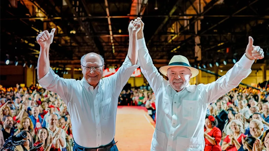 Lula lança reeleição com campanha vermelha e união de partidos em SP