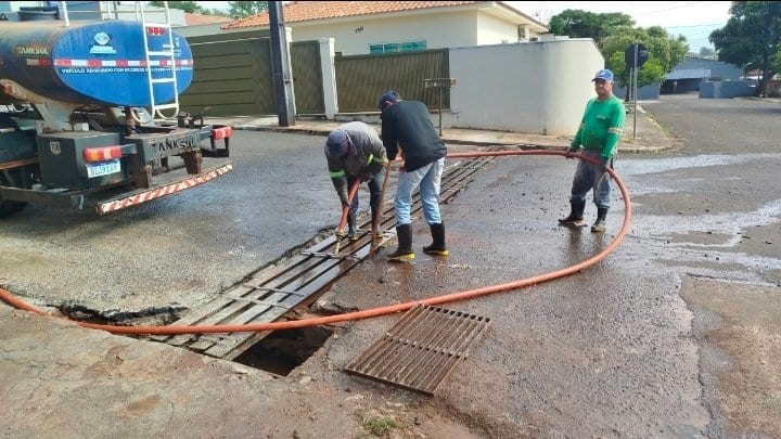 Prefeitura realiza limpeza e desobstrução de galerias em Jandaia do Sul e pede colaboração da população