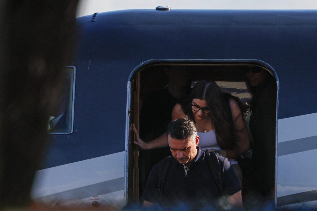 Vídeo registra Flávio Bolsonaro, esposa e filha desembarcando de avião nos EUA