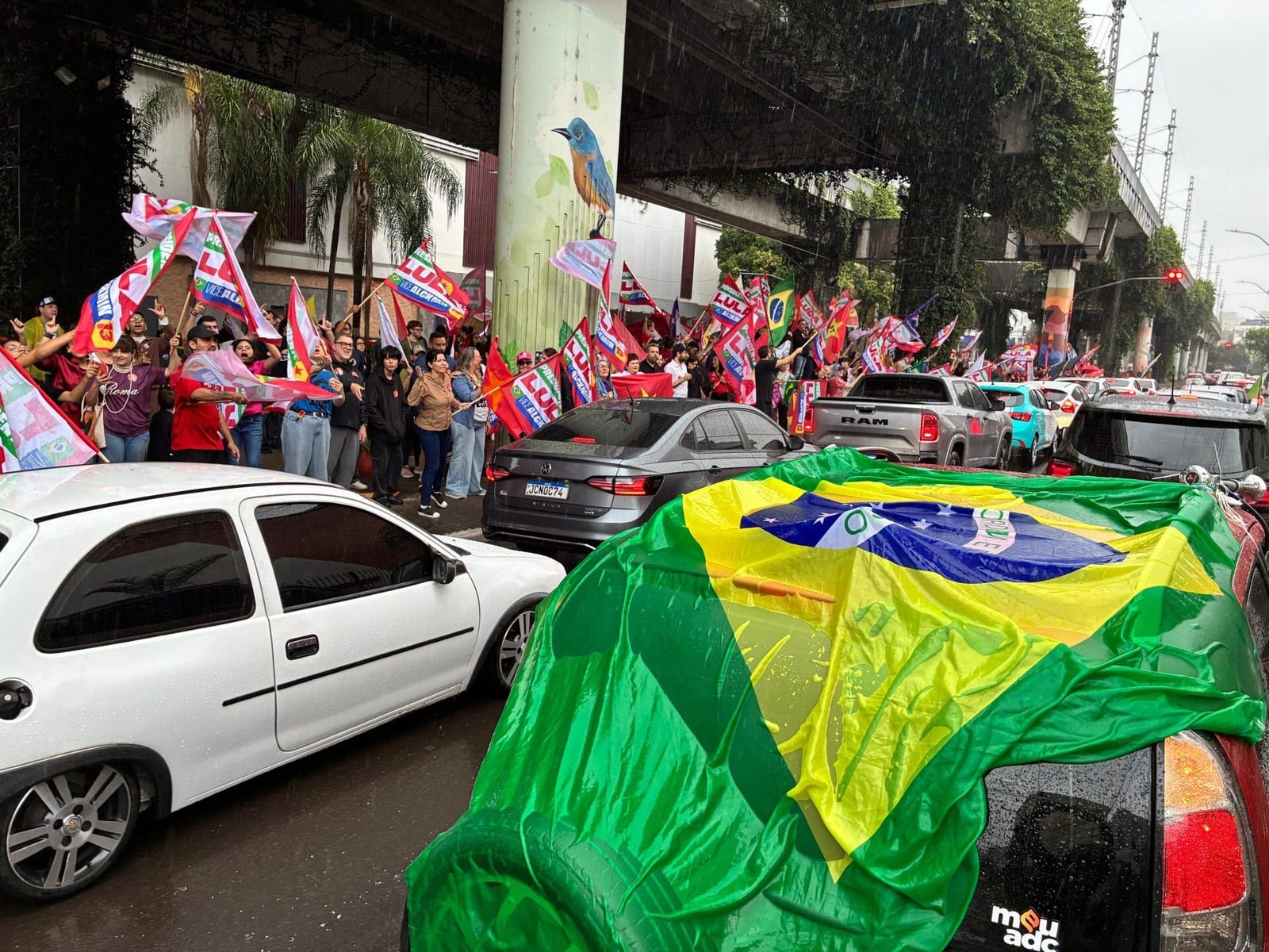 Apoiadores de Flávio e Lula fazem mobilizações de encerramento da campanha na região; veja vídeo