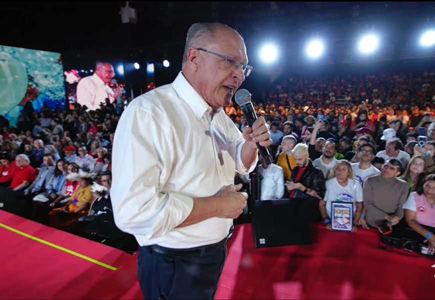 Alckmin destaca crescimento industrial com Lula após crise