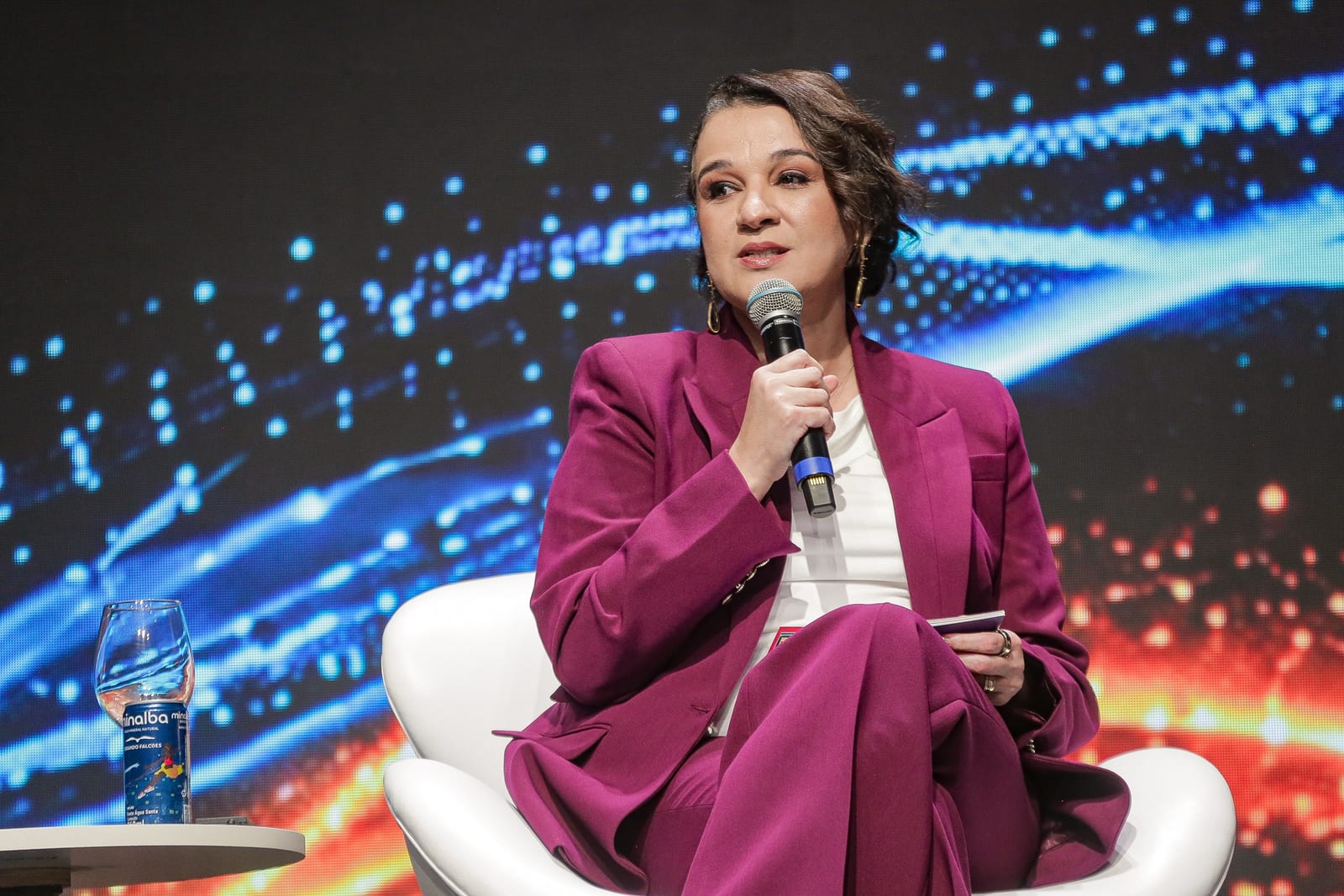 IA já faz trabalho equivalente ao de 20 mil pessoas no BB, diz presidente do banco