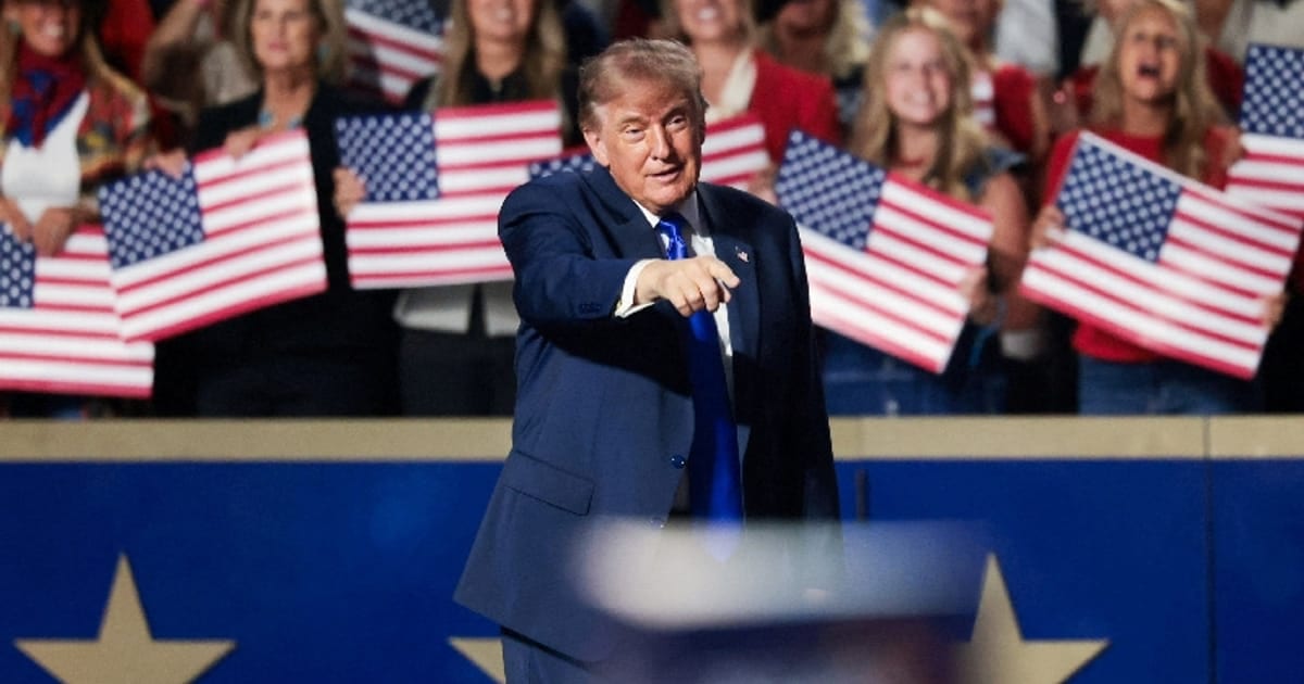 Aprovação de Trump sobe para 35%, mas democratas lideram 44% a 37% no voto genérico