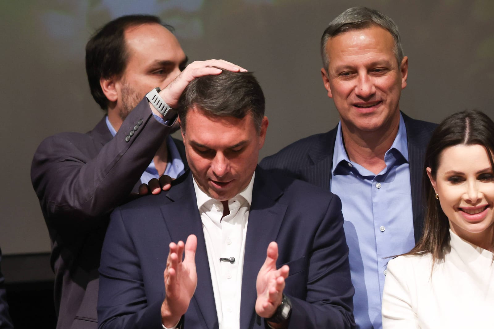 Programa de Flávio promete 'tesouraço' na censura enquanto pede bloqueio de perfis ligados a Lula