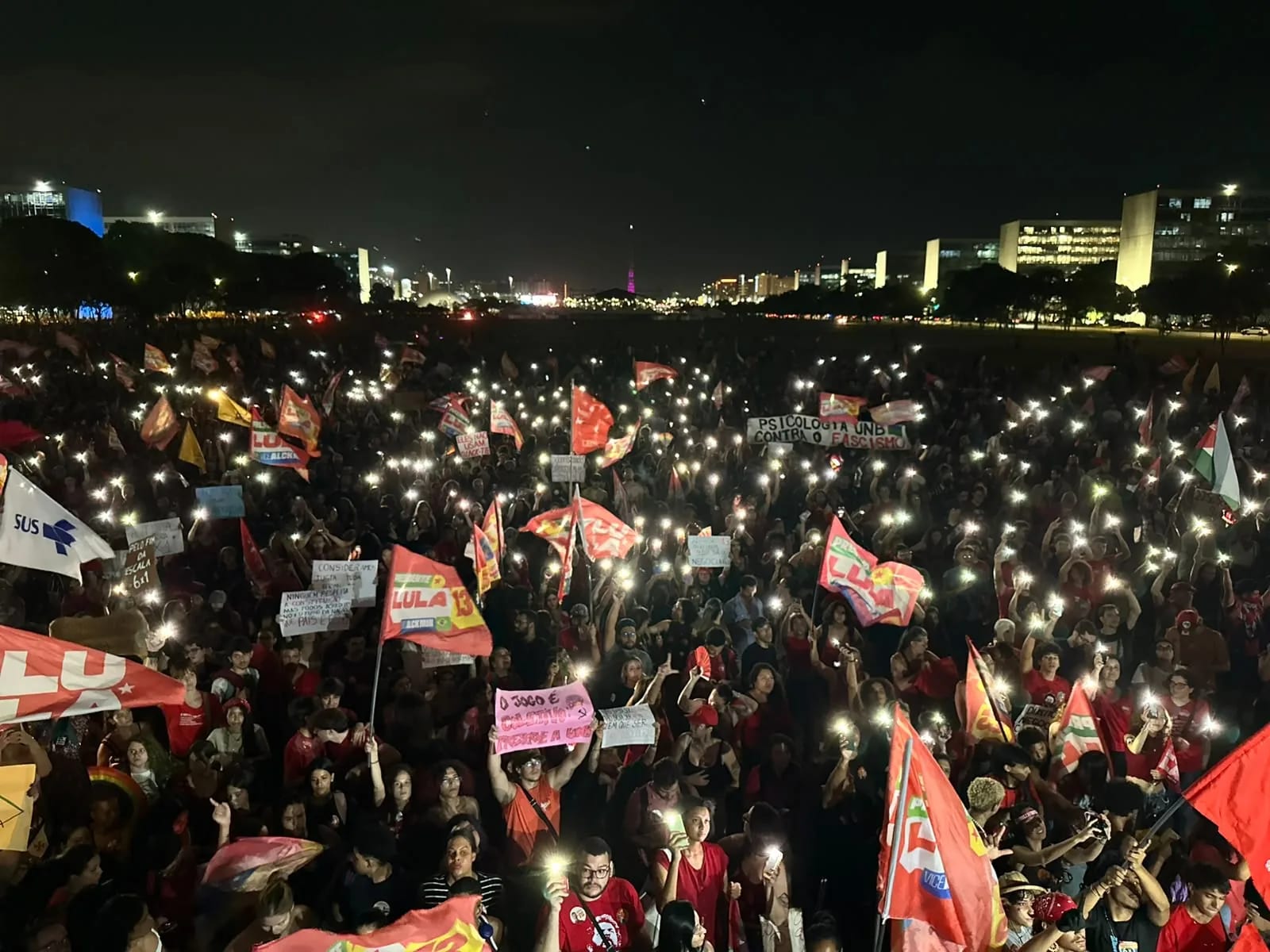 Manifestação na Esplanada reúne 50 mil contra Bolsonaro e em apoio a Lula e Leandro Grass