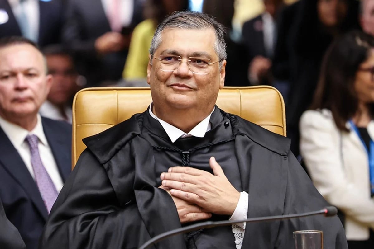 Dino diz que “suportou calado” agressões após busca contra fonte de jornalista