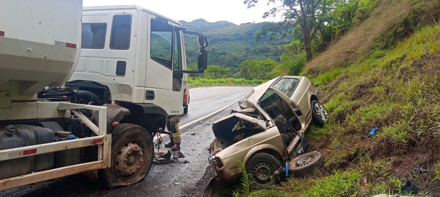 Colisão entre caminhão e carro deixa uma pessoa ferida na BR-146, em Andradas