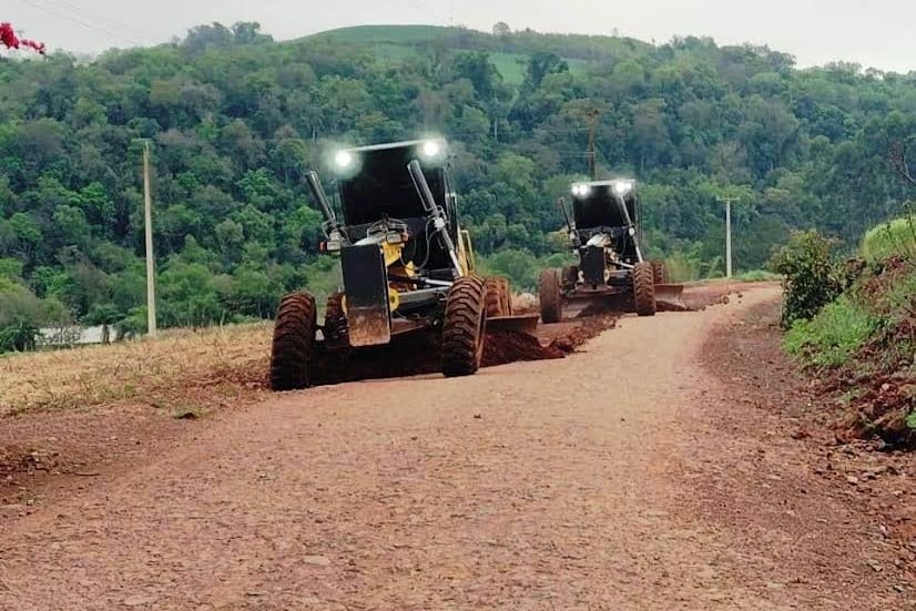 Manutenção e melhoramento nas estradas do interior de Três Passos