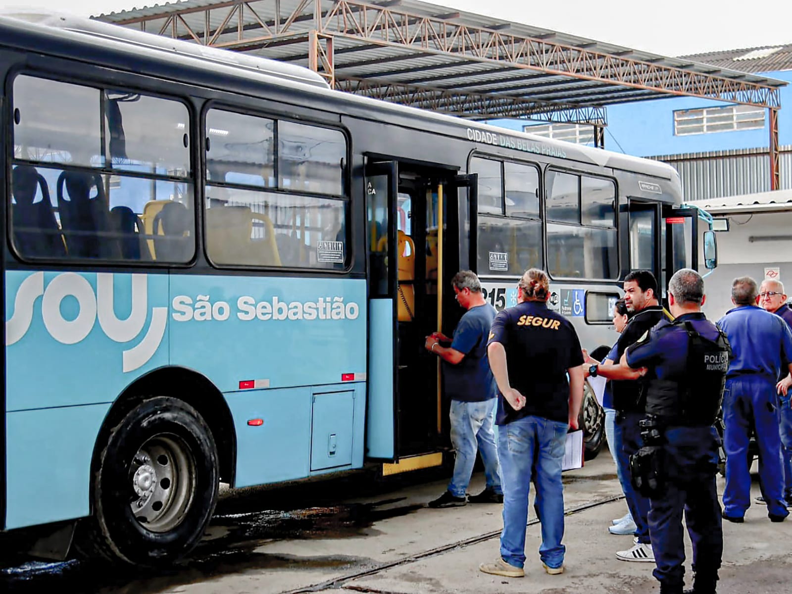 Prefeitura fiscaliza ônibus do transporte público em São Sebastião