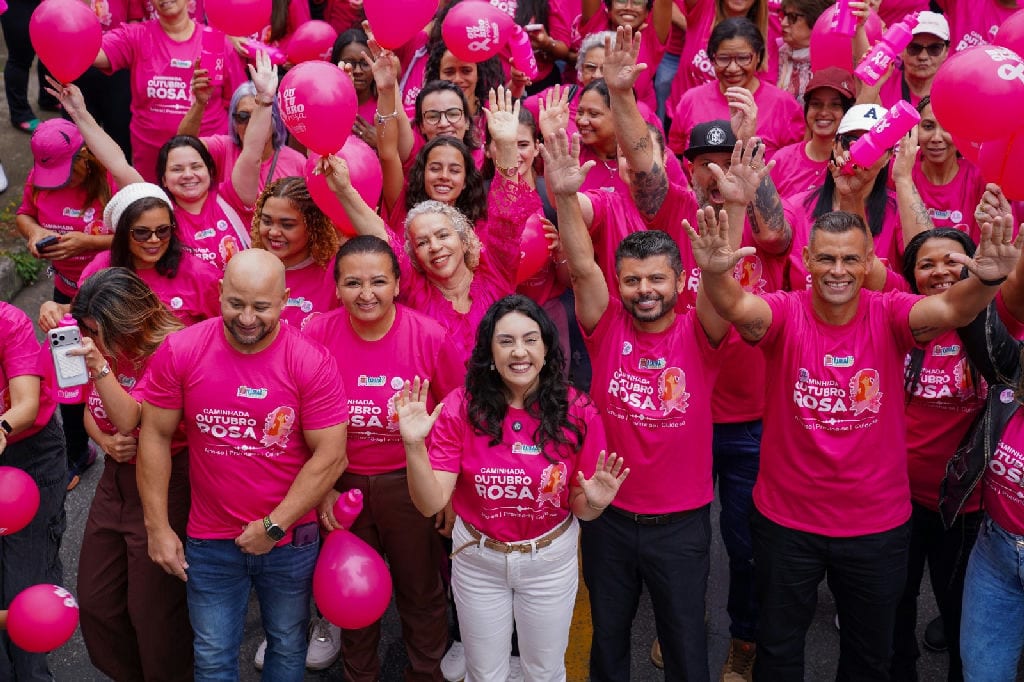 Prevenção ao câncer de mama mobiliza centenas em caminhada do Outubro Rosa