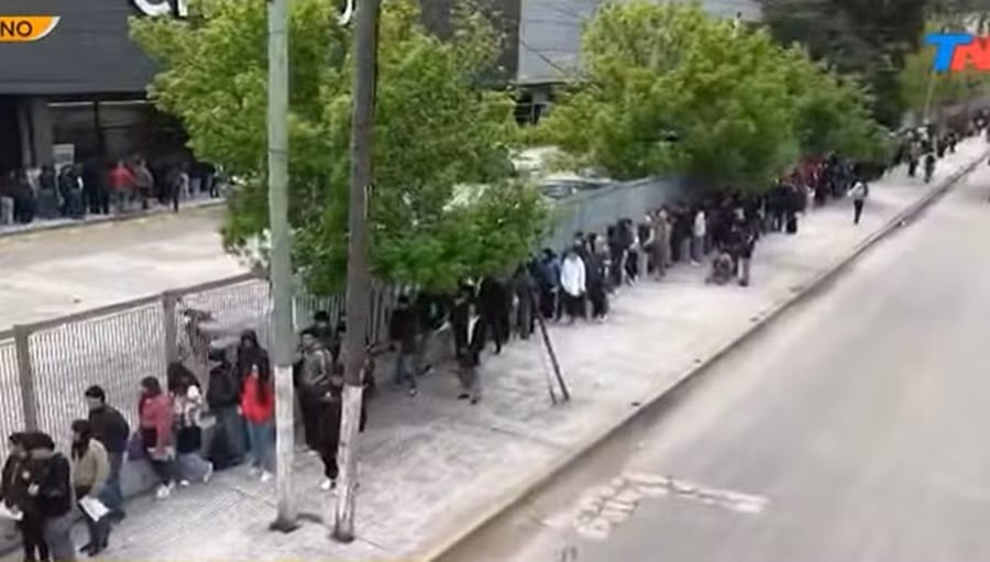 Fila para 30 vagas de emprego chega a dez quarteirões e surpreende argentinos; vídeo