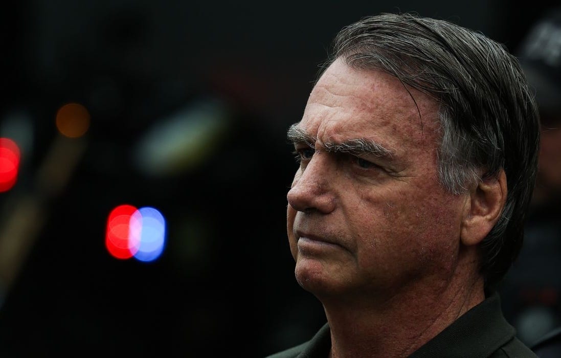 Bolsonaro pede liberação de visitas de Flávio na prisão domiciliar