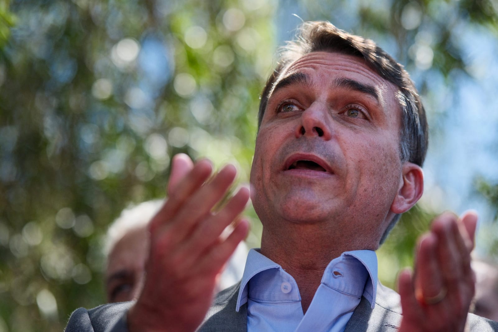 Após mudar de ideia, Flávio Bolsonaro vota a favor da PEC do fim da escala 6X1: ‘Defendemos algo ainda melhor’
