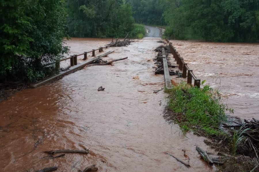 Enchente volta a deixar ponte submersa no rio Turvo, entre Três Passos e Miraguaí