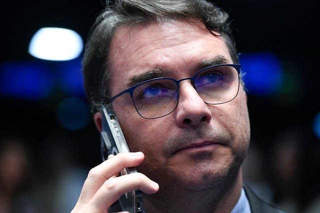 Flávio é multado por impulsionar propaganda falsa