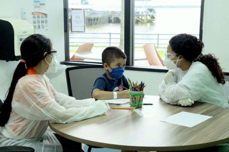 Comissão aprova regras para acompanhante de crianças e adolescentes com autismo na saúde